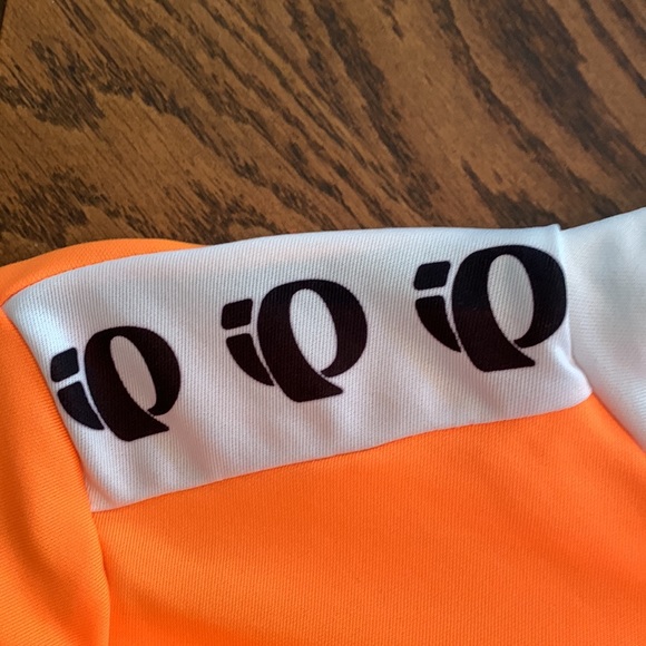 EUC Women’s Pearl Izumi cycling top size small with bottle pockets in back. - Picture 5 of 7